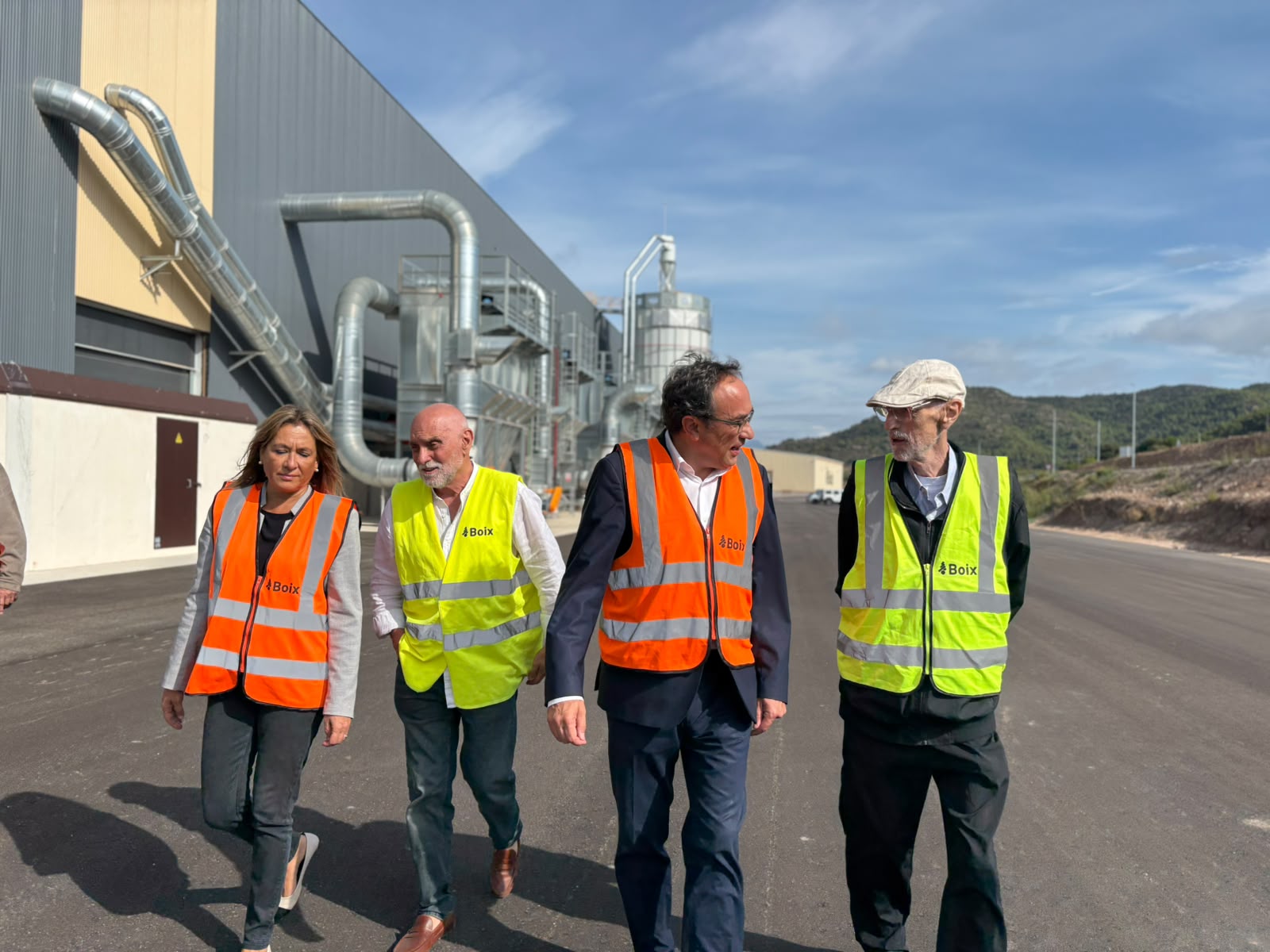 El president del Parlament de Catalunya, M. H. Sr. Josep Rull i Andreu, ha visitat aquest divendres les instal·lacions del Grup Boix a Puig-reig per conèixer de primera mà l’activitat de la companyia i, molt especialment, el projecte de la seva nova planta de fusta contralaminada (CLT - Cross Laminated Timber). La visita institucional ha començat amb una trobada a les oficines centrals amb els fundadors de l'empresa, Joan i Josep Maria Boix; la responsable de criteris ESG, Marina Boix, i el director general, Carles Martí. La trobada ha comptat també amb la participació de l’alcaldessa de Puig-reig, Eva Serra. Posteriorment, la comitiva s’ha desplaçat al recinte industrial per recórrer la serradora històrica i la nova línia de fabricació de CLT. 
